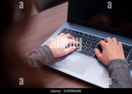 Primo piano delle mani della giovane donna che digita sulla tastiera Foto Stock