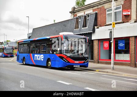 More Bus Alexander-Dennis Enviro 200MMC HF67 EUJ si trova a Branksome, Poole, su un servizio per il centro commerciale Castlepoint a Bournemouth Foto Stock