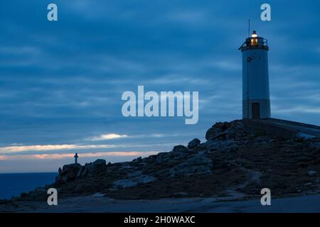 Vista panoramica del faro Faro de Cabo Roncudo sulla costa della morte costa rocciosa a Ponteceso A Coruna Galizia Spagna Europa Foto Stock