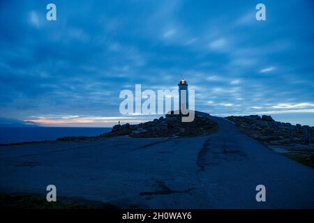 Vista panoramica del faro Faro de Cabo Roncudo sulla costa della morte costa rocciosa a Ponteceso A Coruna Galizia Spagna Europa Foto Stock