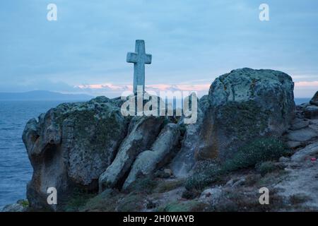 Attraversa il faro di Roncudo in ricordo dei marinai e dei percebeiros defunti, Costa della morte, Ponteceso, Galizia, Spagna Foto Stock