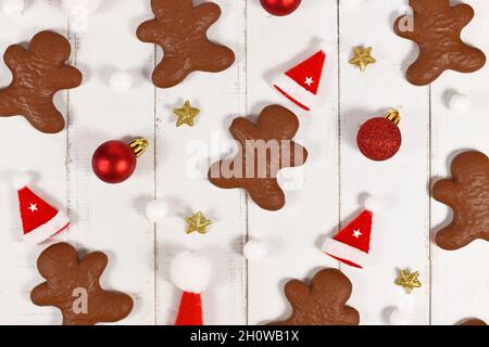 Pan di zenzero tedesco glassato al cioccolato a forma di uomini tra le decorazioni di Natale Foto Stock