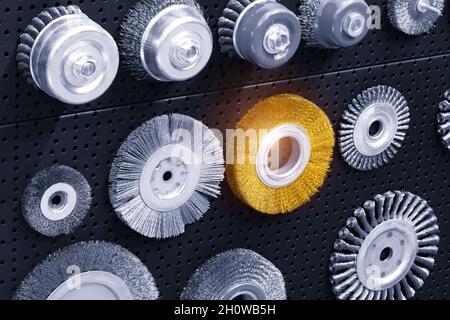 Set di diverse spazzole a disco. brushкы tondo con pelo o setole in metallo per la lavorazione dei materiali. Utensili industriali per la lavorazione dei metalli concept background Foto Stock