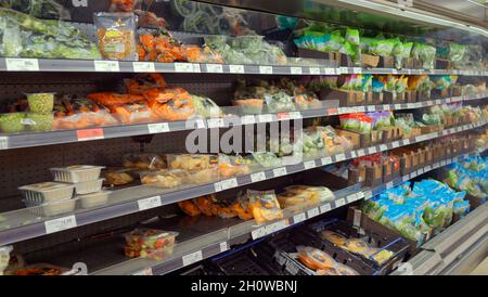 Glasgow, Scozia, Regno Unito 14 ottobre 2021. Scaffali di supermercato e fornitura ha visto scorte variabili a sainsburys stasera come sezioni diverse sono stati vuoti o traboccanti. La frutta e le verdure fresche erano traboccanti anche se preconfezionate. Credit Gerard Ferry/Alamy Live News Foto Stock