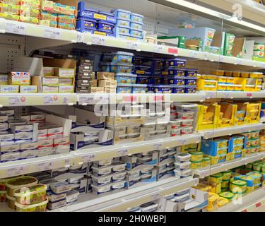 Glasgow, Scozia, Regno Unito 14 ottobre 2021. Scaffali di supermercato e fornitura ha visto scorte variabili a sainsburys stasera come sezioni diverse sono stati vuoti o traboccanti. Latte fresco e burro erano pieni / Credit Gerard Ferry / Alamy Live News Foto Stock