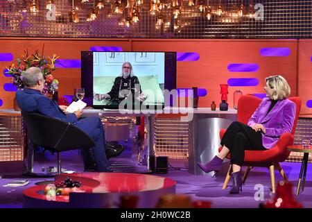 USO EDITORIALE SOLO Billy Connolly durante le riprese per il Graham Norton Show presso il BBC Studioworks 6 Television Center, Wood Lane, Londra, per essere trasmesso su BBC One venerdì sera. Data foto: Giovedì 14 ottobre 2021. Foto Stock