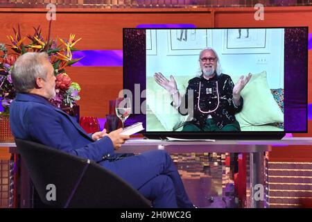 USO EDITORIALE SOLO Billy Connolly durante le riprese per il Graham Norton Show presso il BBC Studioworks 6 Television Center, Wood Lane, Londra, per essere trasmesso su BBC One venerdì sera. Data foto: Giovedì 14 ottobre 2021. Foto Stock