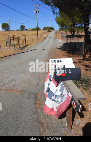 Caselle postali private rurali drappeggiato con bandiere intorno a luglio 4th Foto Stock