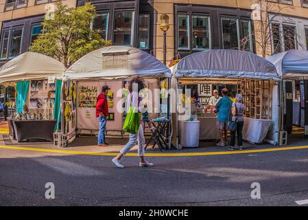 Reston, VA, USA -- 10 settembre 2021. Una donna cammina da stand allestiti per l'annuale Northern Virginia Art Festival a Reston, Virginia. Foto Stock