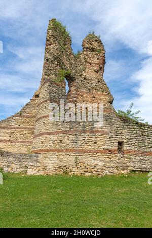 Rovine dell'antica fortezza romana Castra Martis nella città di Kula, regione Vidin, Bulgaria Foto Stock