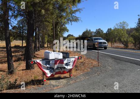 Caselle postali private rurali drappeggiato con bandiere intorno a luglio 4th Foto Stock