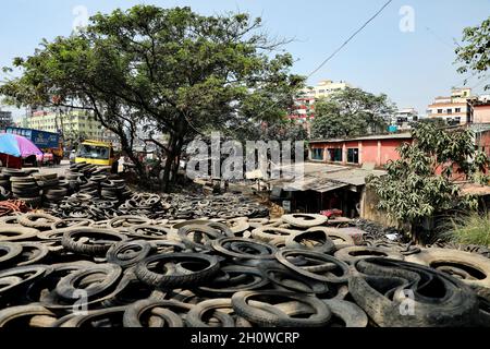 Dhaka, Bangladesh. 13 ottobre 2021. Vecchi pneumatici per veicoli presso un impianto di riciclaggio di pneumatici a Dhaka il 14 ottobre 2021.( Credit: Sipa USA/Alamy Live News Foto Stock