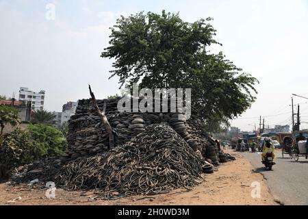 Dhaka, Bangladesh. 13 ottobre 2021. Vecchi pneumatici per veicoli presso un impianto di riciclaggio di pneumatici a Dhaka il 14 ottobre 2021.( Credit: Sipa USA/Alamy Live News Foto Stock