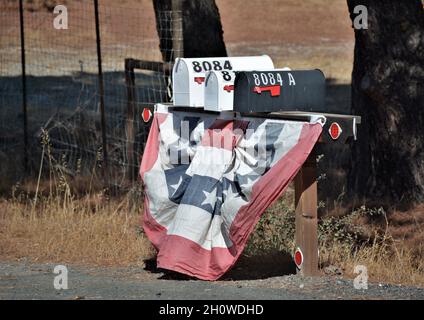 Caselle postali private rurali drappeggiato con bandiere intorno a luglio 4th Foto Stock
