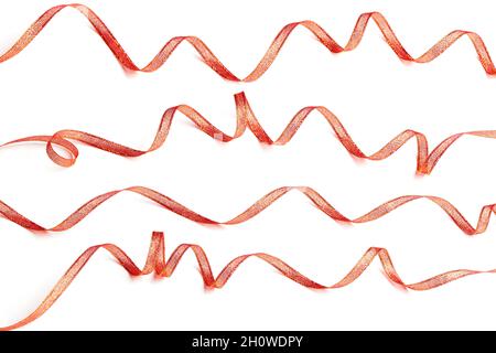 Set di nastri ondulati rossi isolati su sfondo bianco. Nuovo anno o Natale decorazione concetto. Foto Stock