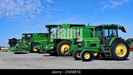 Macchine agricole nuove di zecca, inclusi trattori, mietitrebbie, imballatrici, teste di taglio allineate per la vendita al di fuori della concessionaria John Deere dei Partner Prairieland durante il primo sciopero dei lavoratori John Deere in 35 anni Foto Stock