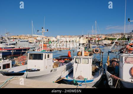 74043 MANFREDONIA, ITALIA - 02 settembre 2021: Porto di pesca di Manfredonia con barche da pesca e reti, Italia Foto Stock