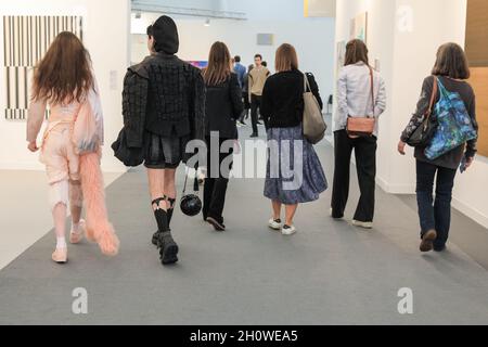 Londra, Regno Unito. 14 Ott 2021. Visitatori alla fiera. Frieze London si concentra sull'arte contemporanea e sugli artisti viventi. Credit: Imagplotter/Alamy Live News Foto Stock