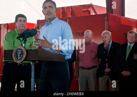 Il presidente Barack Obama parla della fuoriuscita di petrolio della BP durante una conferenza stampa presso l'area di staging Theodore per la bonifica delle fuoriuscite di petrolio a Theodore, Alabama. Foto Stock