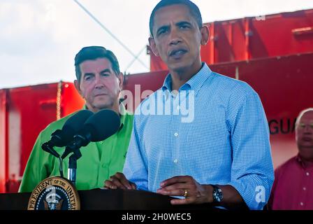 Il presidente Barack Obama parla della fuoriuscita di petrolio della BP durante una conferenza stampa presso l'area di staging Theodore per la bonifica delle fuoriuscite di petrolio a Theodore, Alabama. Foto Stock
