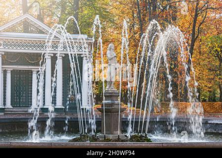 Petergof, San Pietroburgo, Russia - 04 ottobre 2021: Vista della fontana nel parco autunnale. Foto Stock