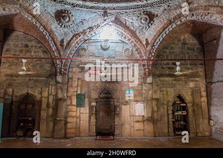 SONA MASJID, BANGLADESH - 11 NOVEMBRE 2016: Interno dell'antica moschea Khania Dighi Khanidighi nella zona di Sona Masjid, Bangladesh Foto Stock