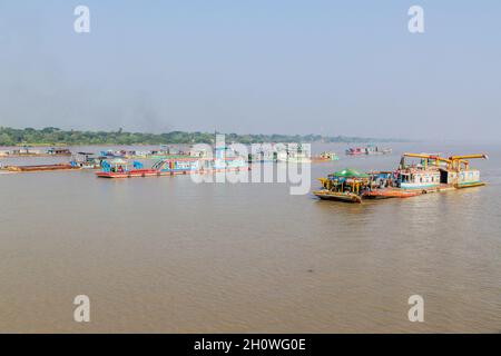 RUPSA, BANGLADESH - 13 NOVEMBRE 2016: Draghe di estrazione di sabbia fluviale sul fiume Rupsa, Bangladesh Foto Stock