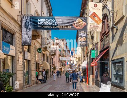 Alba, Cuneo, Piemonte, Italia - 12 ottobre 2021: Via Vittorio Emanuele, via principale di Alba, sede del mercato del tartufo della Fiera Internazionale del Tartufo Foto Stock