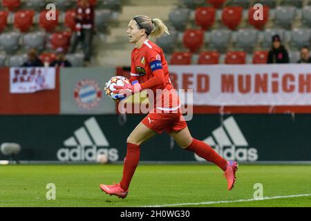 Monaco di Baviera, Germania. 14 Ott 2021. Portiere Jennifer Falk (13 BK Hacken) durante la partita della UEFA Womens Champions League tra il Bayern Monaco e la BK Hacken al Campus FC Bayern, Germania. Credit: SPP Sport Press Photo. /Alamy Live News Foto Stock