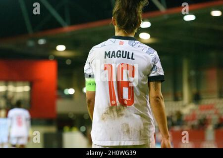 Monaco di Baviera, Germania. 14 Ott 2021. Primo piano di Lina Magull (16 FC Bayern Monaco) con camicia sporca durante la partita della UEFA Womens Champions League tra il FC Bayern Monaco e la BK Hacken al Campus FC Bayern, Germania. Credit: SPP Sport Press Photo. /Alamy Live News Foto Stock