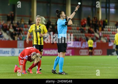 Monaco di Baviera, Germania. 14 Ott 2021. L'arbitro Rebecca Welch con il portiere Jennifer Falk (13 BK Hacken) durante la partita della UEFA Womens Champions League tra il Bayern Monaco e la BK Hacken al Campus FC Bayern, Germania. Credit: SPP Sport Press Photo. /Alamy Live News Foto Stock