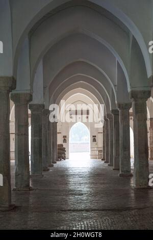 La moschea a sessanta cupola di Sha Gombuj Moshjid o la moschea di Shait Gumbad a Bagerhat, Bangladesh Foto Stock