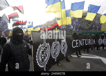 Kiev, Ucraina. 14 Ott 2021. Gli attivisti dei partiti nazionalisti ucraini prendono parte ad una marcia per celebrare il 79° anniversario della creazione dell'esercito insurgente ucraino (UPA) e la Giornata del difensore dell'Ucraina a Kiev, Ucraina, 14 ottobre 2021. L'UPA combatté per l'indipendenza Ucraina contro l'esercito rosso sovietico e i nazisti durante la seconda guerra mondiale, principalmente nell'ovest dell'Ucraina fino all'inizio del 1950. (Credit Image: © Serg Glovny/ZUMA Press Wire) Foto Stock