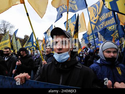 Kiev, Ucraina. 14 Ott 2021. I membri dei movimenti nazionalisti cantano slogan durante la marcia della nazione per la Giornata del difensore dell'Ucraina e l'anniversario dell'Esercito Insurgente ucraino (UPA). L'esercito insurgente ucraino combatté per l'indipendenza dell'Ucraina contro l'esercito rosso sovietico e i nazisti durante il WW II. Dal 2021, il 14 ottobre, anche gli ucraini hanno segnato questa giornata come la Giornata dei difensori dell'Ucraina. (Foto di Sergei Chuzavkov/SOPA Images/Sipa USA) Credit: Sipa USA/Alamy Live News Foto Stock