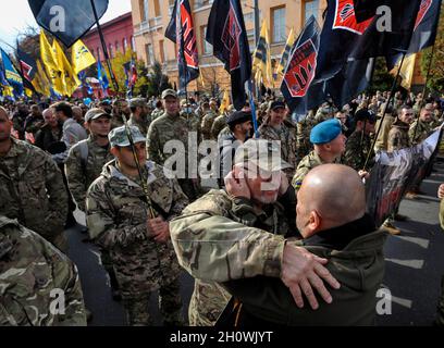 Kiev, Ucraina. 14 Ott 2021. I veterani ucraini dell'esercito partecipano alla marcia della nazione alla Giornata del difensore dell'Ucraina e all'anniversario dell'esercito insurgente ucraino (UPA). L'esercito insurgente ucraino combatté per l'indipendenza dell'Ucraina contro l'esercito rosso sovietico e i nazisti durante il WW II. Dal 2021, il 14 ottobre, anche gli ucraini hanno segnato questa giornata come la Giornata dei difensori dell'Ucraina. (Foto di Sergei Chuzavkov/SOPA Images/Sipa USA) Credit: Sipa USA/Alamy Live News Foto Stock