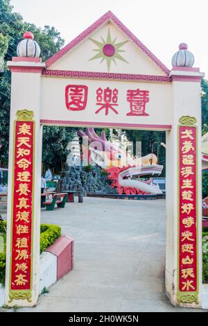 PYIN OO LWIN, MYANMAR - 29 NOVEMBRE 2016: Porta nel tempio cinese Chan Tak a Pyin Oo Lwin, Myanmar Foto Stock