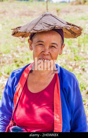 HSIPAW, MYANMAR - 1 DICEMBRE 2016: Donna tribale locale in un villaggio vicino Hsipaw, Myanmar Foto Stock