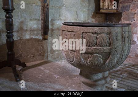 Fonte battesimale della Chiesa di Santiago, primo sito dell'Ordine militare dei Cavalieri di Santiago. Caceres, Extremadu Foto Stock