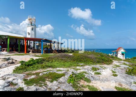 Isla Mujeres, Cancun, Messico - 13 settembre 2021: Caffè Acantilado a Punta sur - punto più a sud di Isla Mujeres, Messico Foto Stock