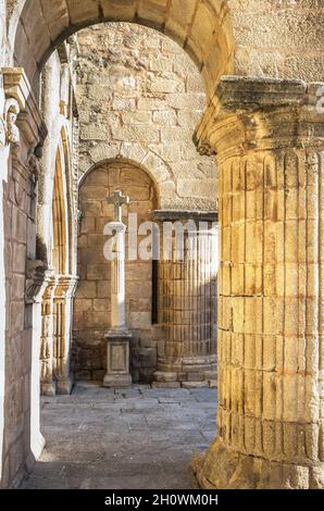 Chiesa di Santiago, primo sito dell'Ordine militare dei Cavalieri di Santiago. Caceres, Estremadura, Spagna Foto Stock