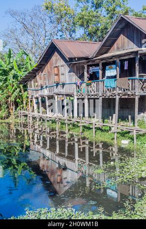 Stilt casa in Nyaung Shwe città vicino al lago Inle, Myanmar Foto Stock