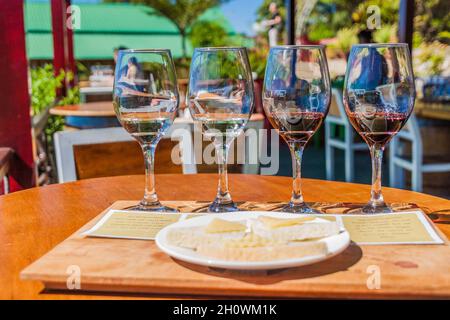 INLE, MYANMAR - 27 NOVEMBRE 2016: Degustazione di vini in Red Mountain Estate Vinery vicino al lago Inle, Myanmar Foto Stock