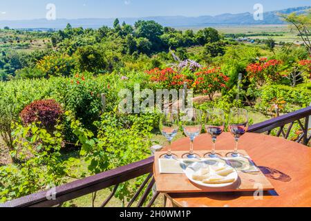 INLE, MYANMAR - 27 NOVEMBRE 2016: Degustazione di vini in Red Mountain Estate Vinery vicino al lago Inle, Myanmar Foto Stock