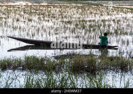 INLE, MYANMAR - 27 NOVEMBRE 2016: Pescatore locale su una barca al lago Inle, Myanmar Foto Stock
