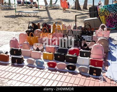 Borse contraffatto firmate in vendita a Costa Adeje, Tenerife Foto Stock