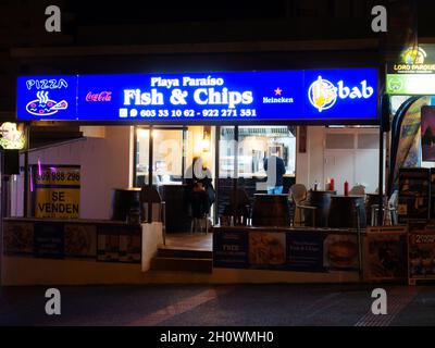 Negozio di fish & chip a Playa Paraíso a Tenerife di notte Foto Stock
