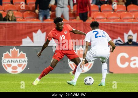 Toronto, Canada. 13 ottobre 2021. Toronto, Canada, 13 ottobre 2021: Alphonso Davies, No.19, del Team Canada in azione contro Michael Amir Murillo, No.23, del Team Panama durante la gara di qualificazione CONCACACAF FIFA World Cup 2022 al BMO Field di Toronto, Canada. Il Canada ha vinto la partita 4-1. Credit: Phamai Techaphan/Alamy Live News Foto Stock