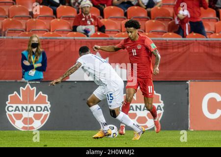 Toronto, Canada. 13 ottobre 2021. Toronto, Canada, 13 ottobre 2021: Tajon Buchanan, No.11, del Team Canada in azione contro Eric Davis, No.15, del Team Panama durante la gara di qualificazione CONCACACAF FIFA World Cup 2022 al BMO Field di Toronto, Canada. Il Canada ha vinto la partita 4-1. Credit: Phamai Techaphan/Alamy Live News Foto Stock