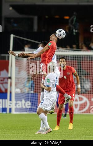 Toronto, Canada, 13 ottobre 2021: Stephen Eustáquio (al centro) in azione contro due giocatori (bianchi) del Team Panama durante la gara di qualificazione CONCACACAF FIFA World Cup 2022 al BMO Field di Toronto, Canada. Il Canada ha vinto la partita 4-1. Credit: Phamai Techaphan/Alamy Live News Foto Stock