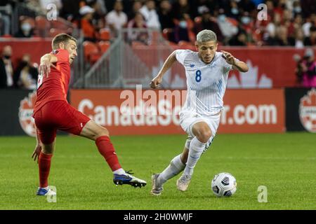 Toronto, Canada. 13 ottobre 2021. Toronto, Canada, 13 ottobre 2021: Cristian Martínez (bianco) del Team Panama in azione contro David Wotherspoon (rosso) del Team Canada durante la gara di qualificazione CONCACACAF FIFA World Cup 2022 al BMO Field di Toronto, Canada. Il Canada ha vinto la partita 4-1. Credit: Phamai Techaphan/Alamy Live News Foto Stock